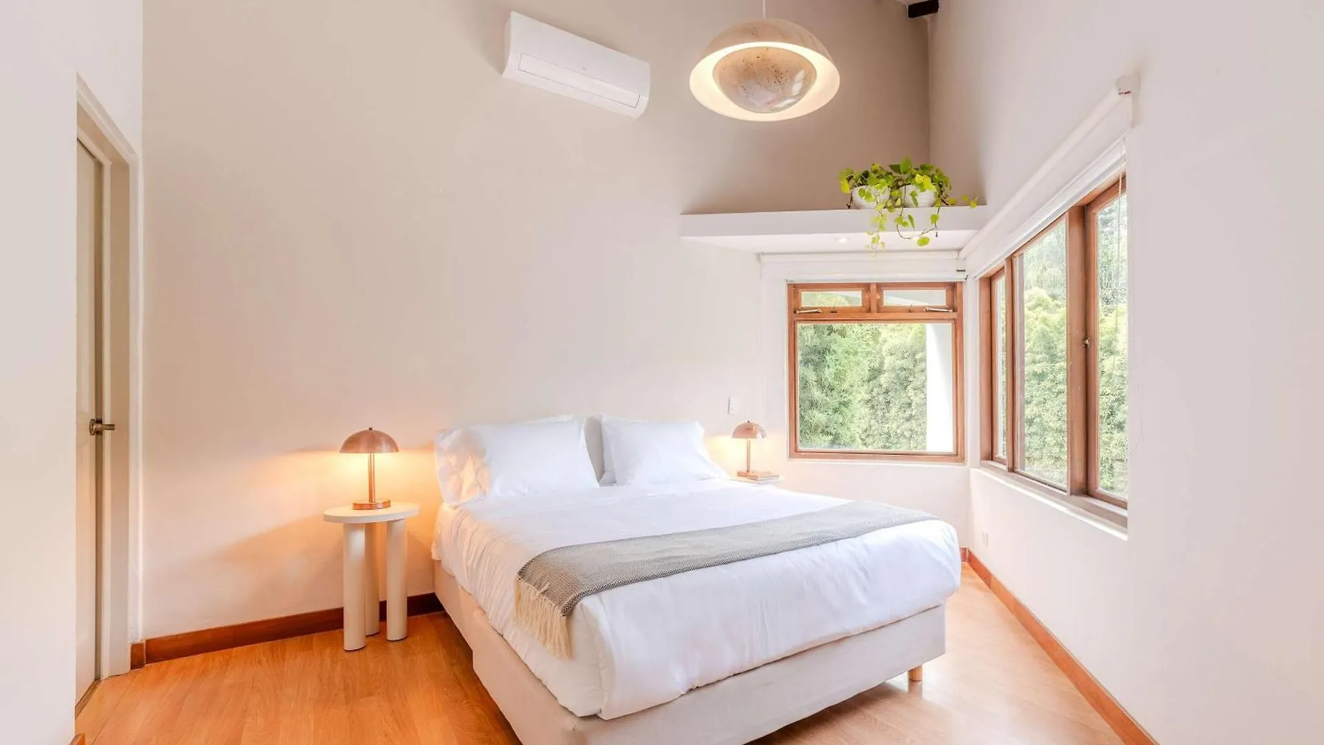 Marvelous 5Br Home With Jacuzzi In El Poblado Medellín Feriehus