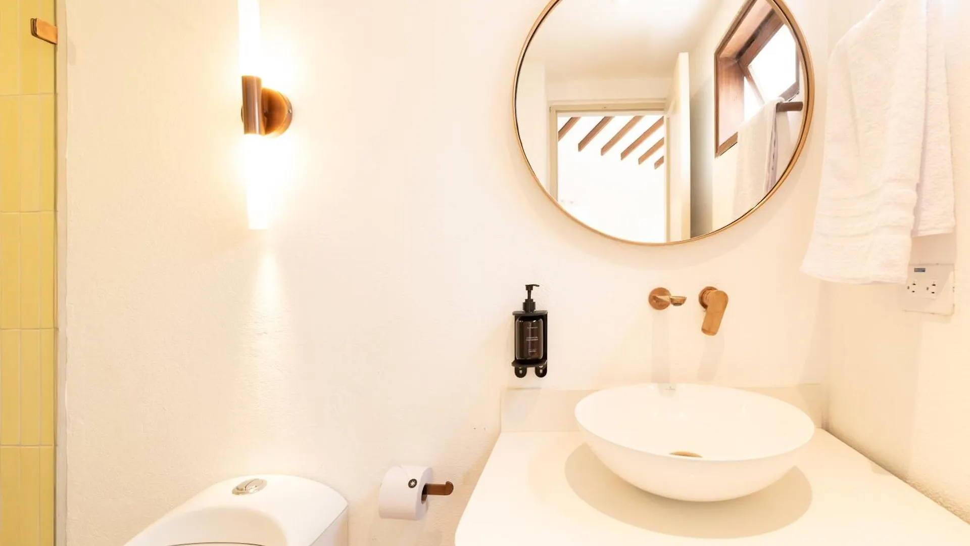 Feriehus Marvelous 5Br Home With Jacuzzi In El Poblado Medellín Colombia