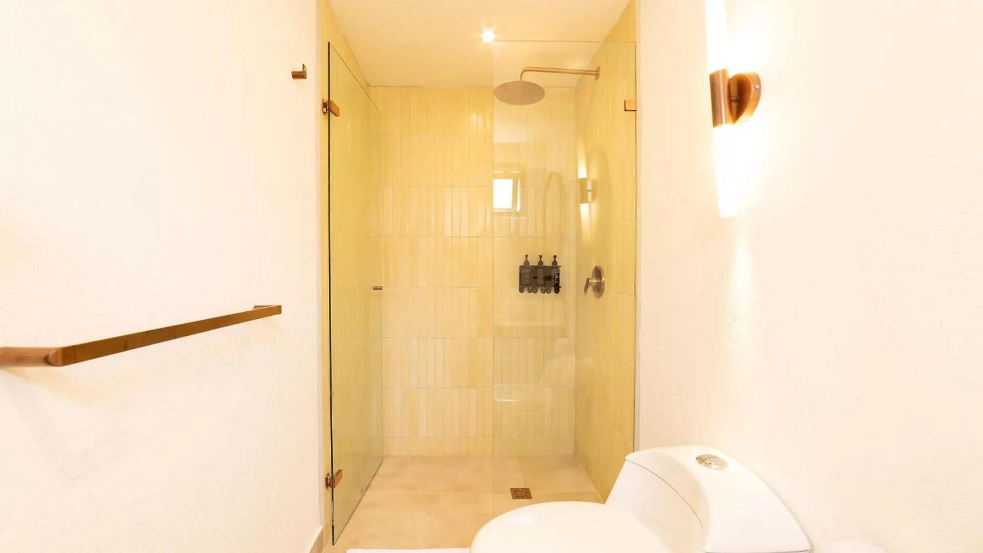 Marvelous 5Br Home With Jacuzzi In El Poblado Medellín Semesterbostad