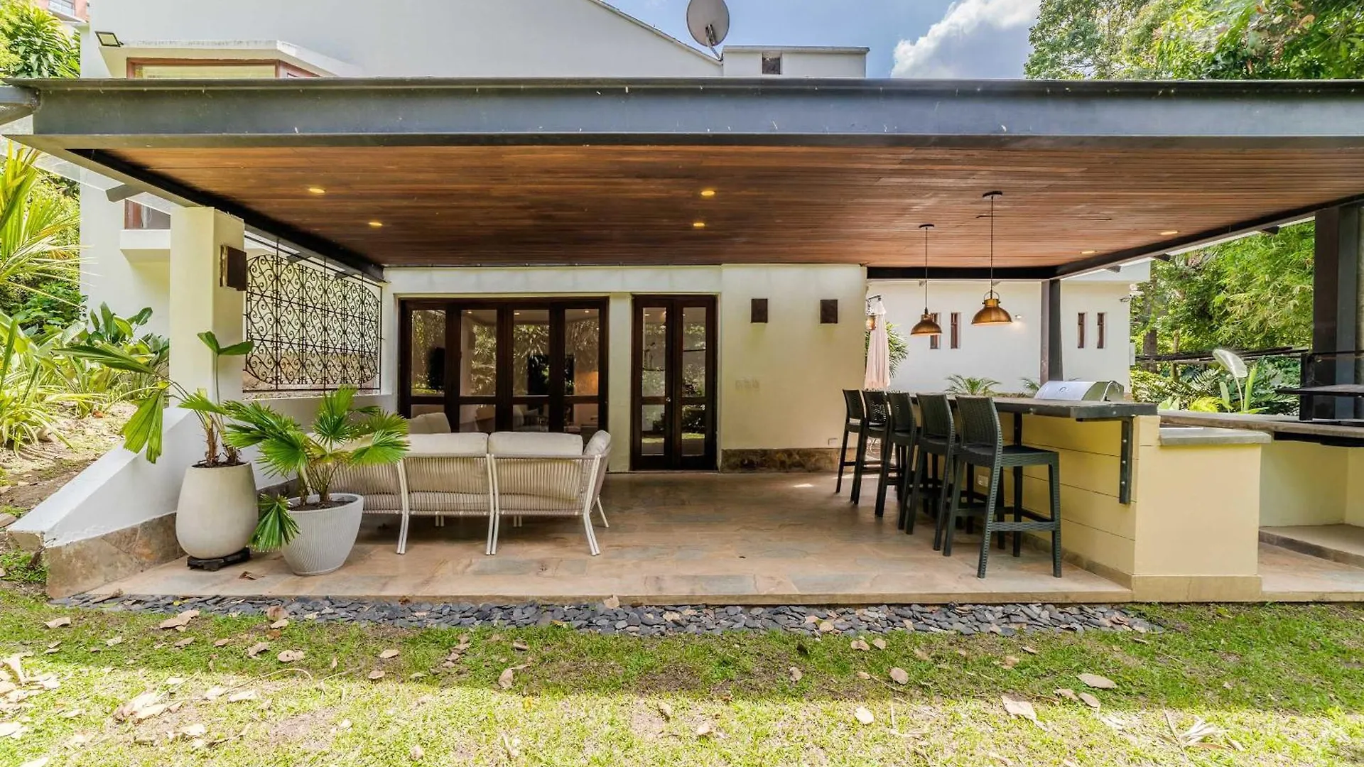 Semesterbostad Marvelous 5Br Home With Jacuzzi In El Poblado Medellín