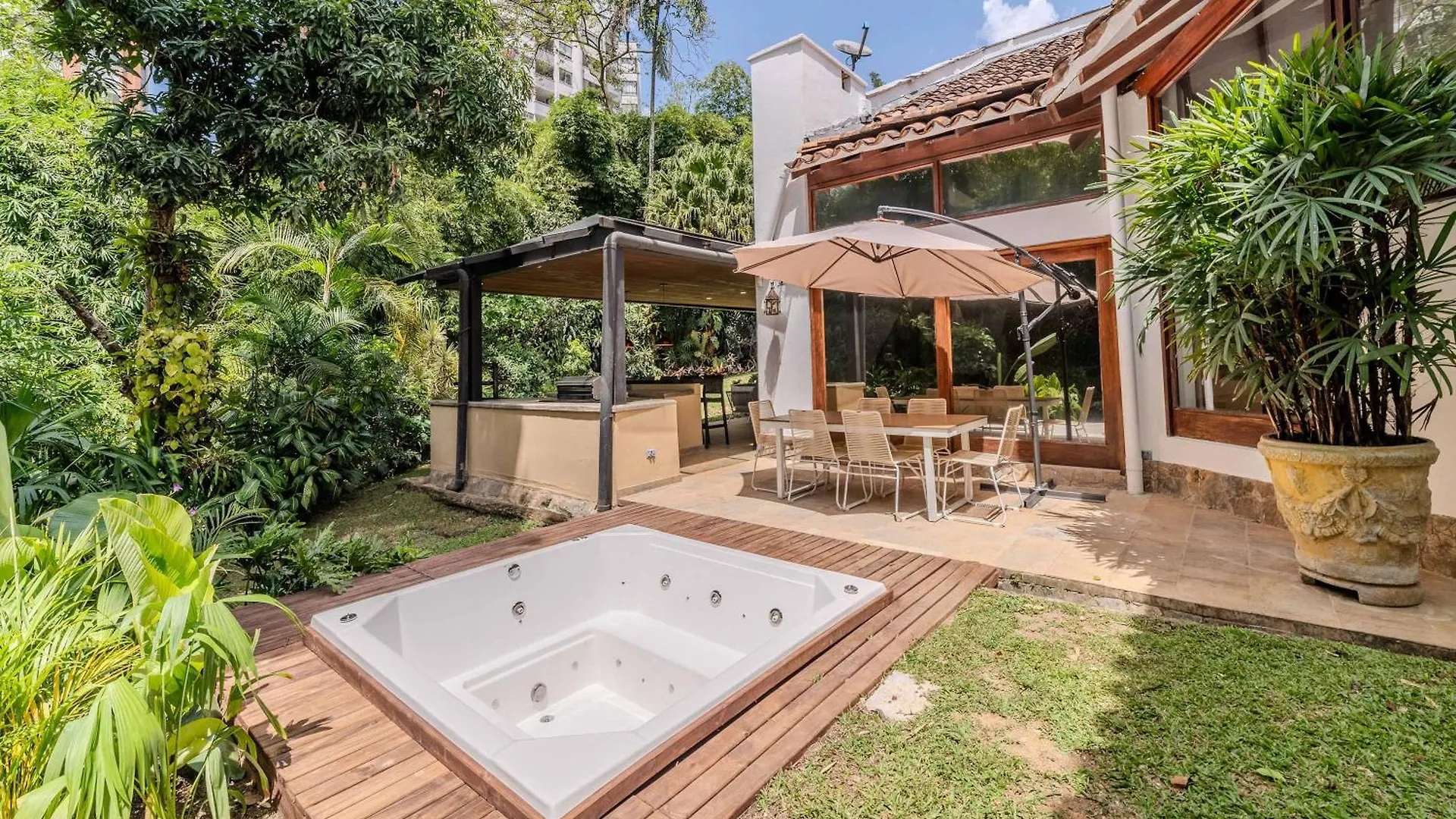 Marvelous 5Br Home With Jacuzzi In El Poblados kontakt